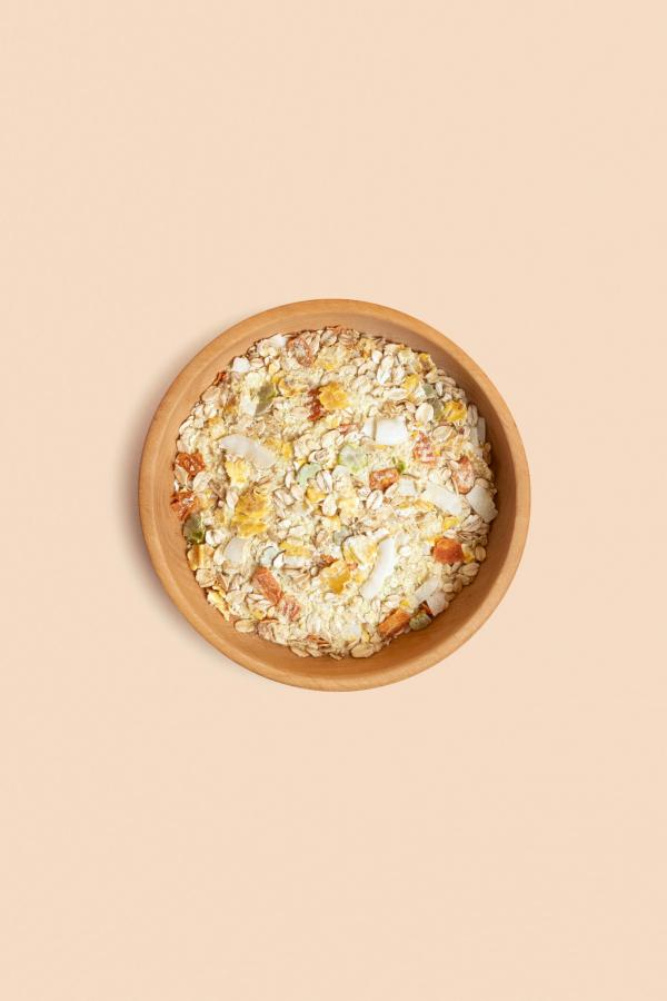 Mélange de céréales, de légumes et de flocons de noix de coco