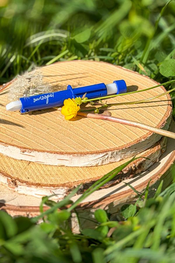 Pince à tiques sur un disque en bois